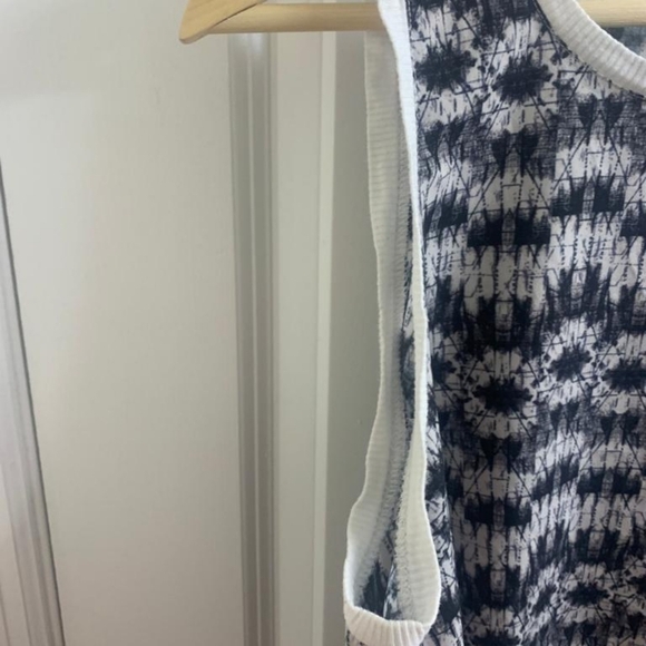 Mossimo Black and White Sleeveless Tanktop - Picture 3 of 6